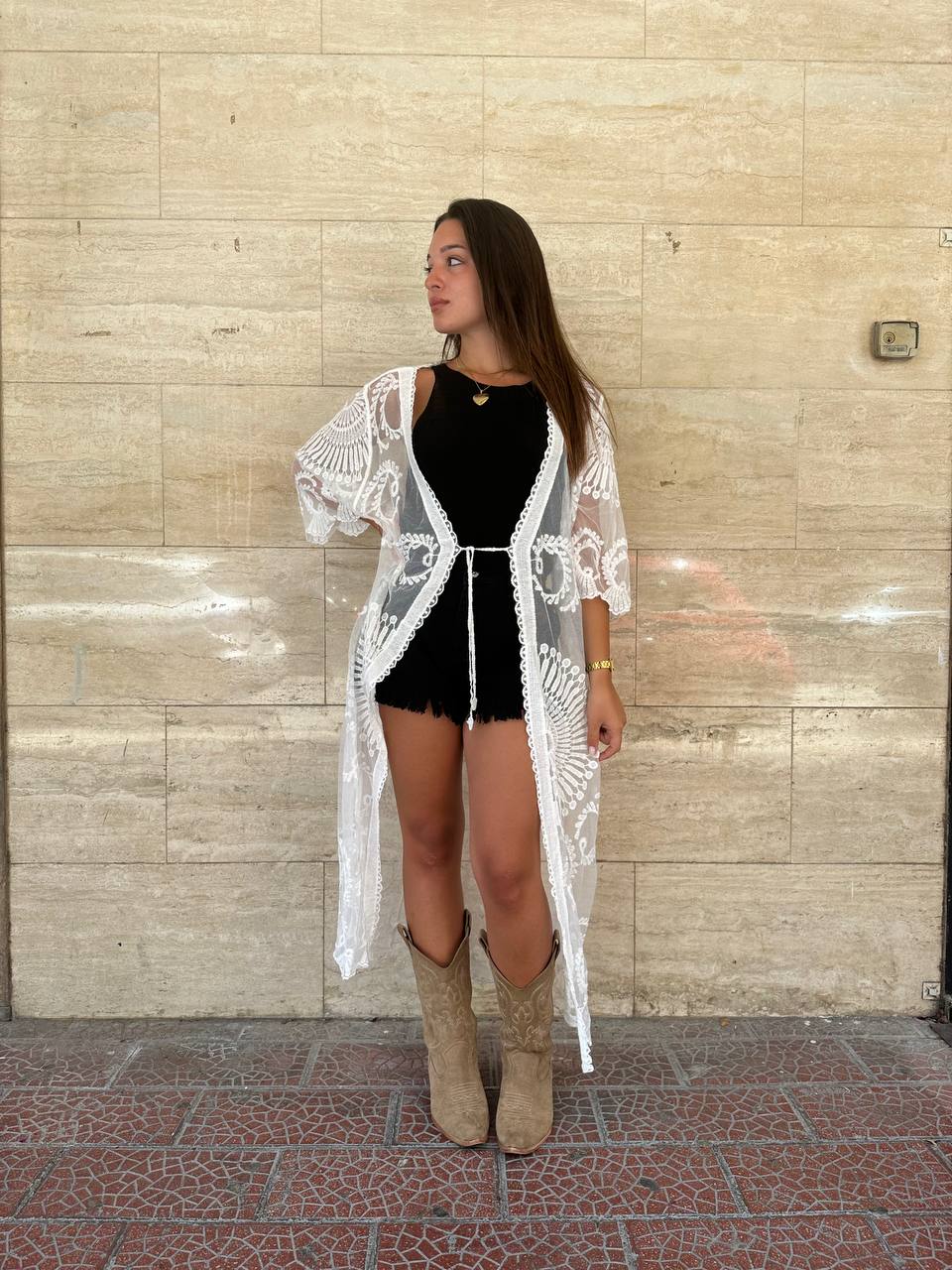 Pareo/cardigan ricamato in bianco